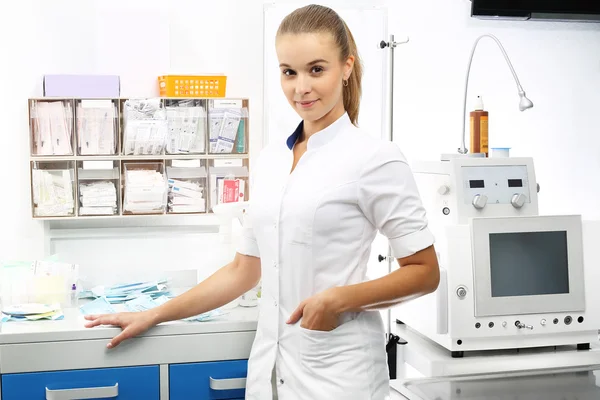 Anestesiologia, anestesiologista prepara anestesia  . — Fotografia de Stock