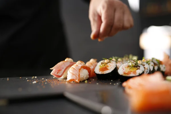 Gerookte zalm nigiri sushi. — Stockfoto