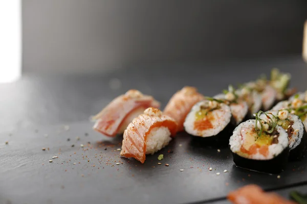 Japonská kuchyně, sushi. — Stock fotografie