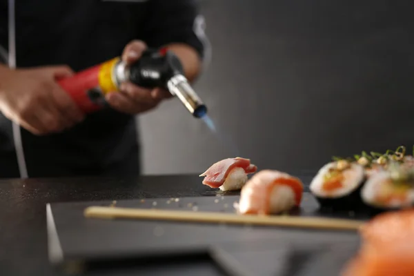 Nigiri sushi s tuňákem vyhozen — Stock fotografie