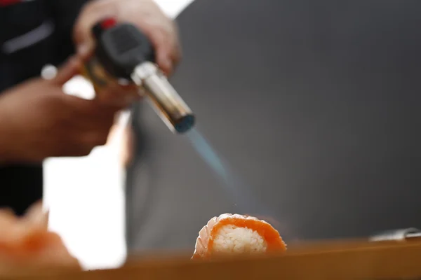 Nigiri sushi con salmón ardiendo — Foto de Stock