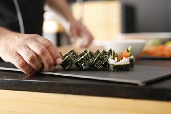 Sushi mester készít futomaki — Stock Fotó