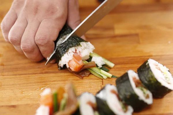 Sushi Master przygotowuje futomaki — Zdjęcie stockowe