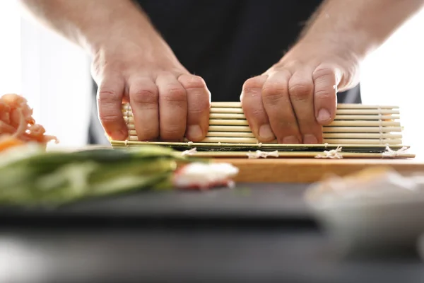 Sushi-Meister dreht Sushi-Rollen — Stockfoto