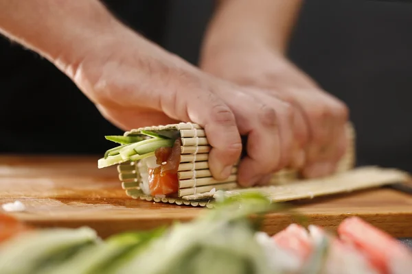 Tapete de bambu, preparando sushi — Fotografia de Stock