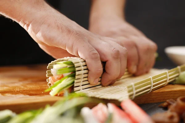 Tapete de bambu, preparando sushi — Fotografia de Stock