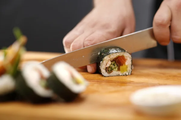 Суши-мастер готовит футомаки — стоковое фото