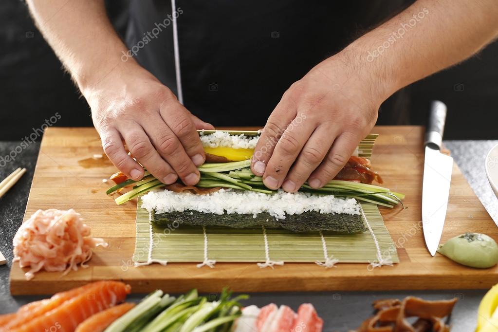 Sushi master preparing sushi in Japanese restaurant — Stock Photo