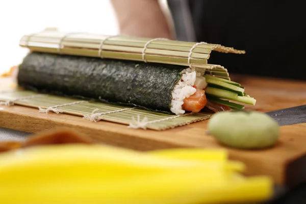 Sushi-meester voorbereiding van sushi in Japans restaurant — Stockfoto