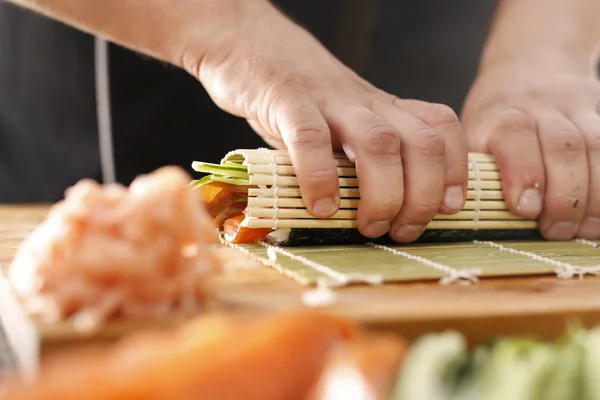 Maestro del sushi preparando sushi en restaurante japonés — Foto de Stock