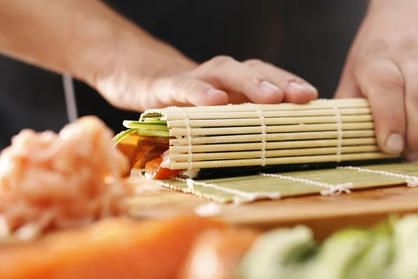 Bambusmatte, die Sushi zubereitet — Stockfoto
