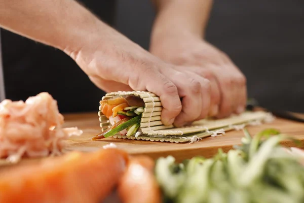 Maestro del sushi preparando sushi en restaurante japonés — Foto de Stock