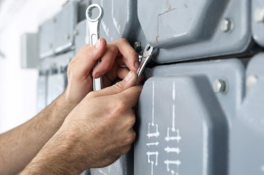 Elektrik onarım, akım geçiş.