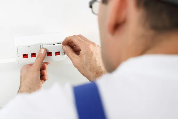 Instalación del enchufe de pared — Foto de Stock