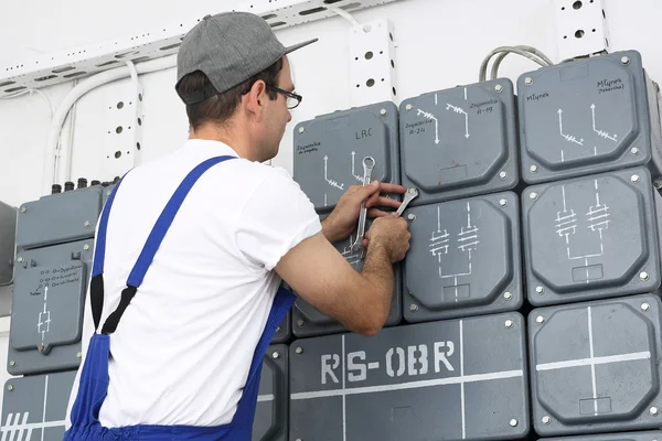 Electrical repair, switching current. — Stock Photo, Image