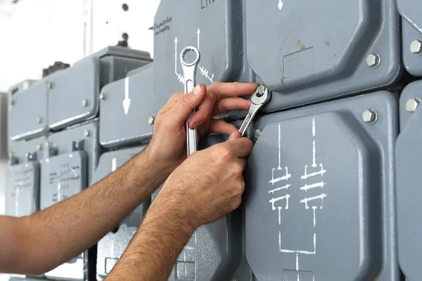 An electrician checks the status of the counter. — Stock Photo, Image