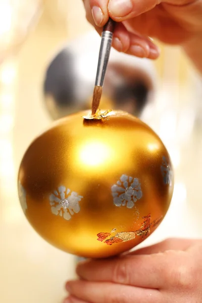 Preparation for the Christmas holidays, decorating glass ornaments — Stock Photo, Image