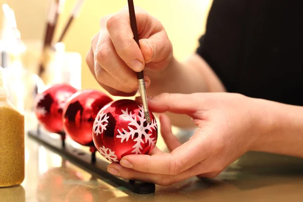 Pintura de decoraciones navideñas — Foto de Stock