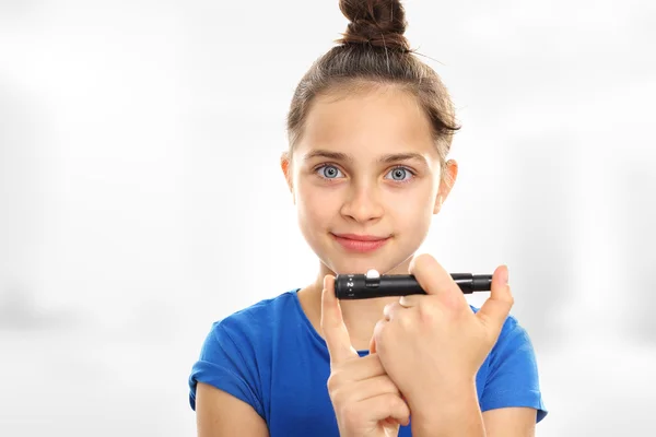 Onderzoeken bloedsuikerspiegel. Preventie van diabetes bij kinderen — Stockfoto