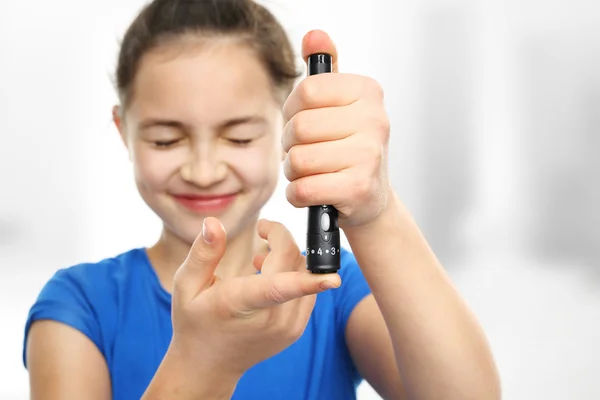 Diabetes, child explores sugar levels — Stock Photo, Image