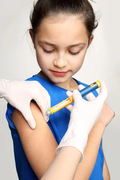 Diabetes bij kinderen, kind nemen insuline — Stockfoto