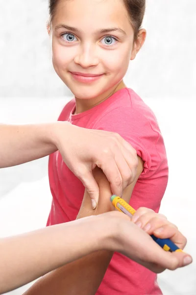 Diabetes, niño tomar insulina — Foto de Stock