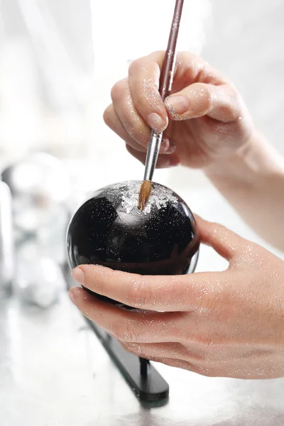 Bauble preto Árvore de Natal — Fotografia de Stock