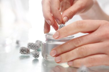 Noel süslemeleri hazırlanmasında bir çocukla oynama