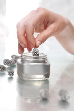 Noel dekorasyonu. Gümüş Noel süsleri.