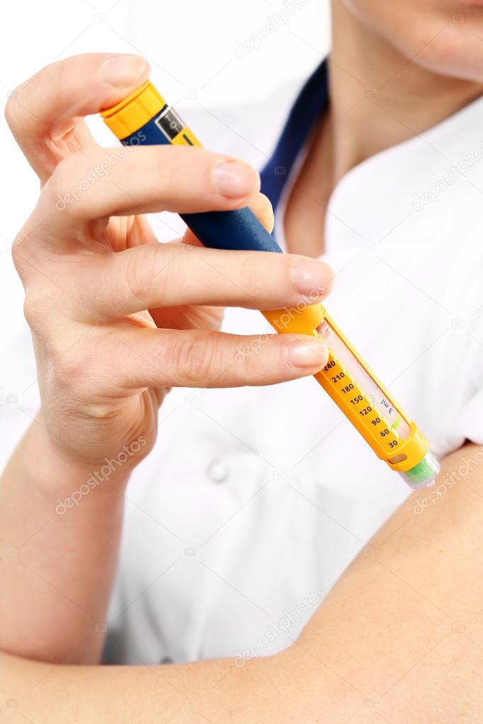 A woman injected insulin in the arm