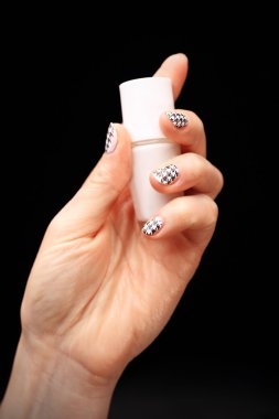 Çivi, siyah ve beyaz manikür Chanel ızgara