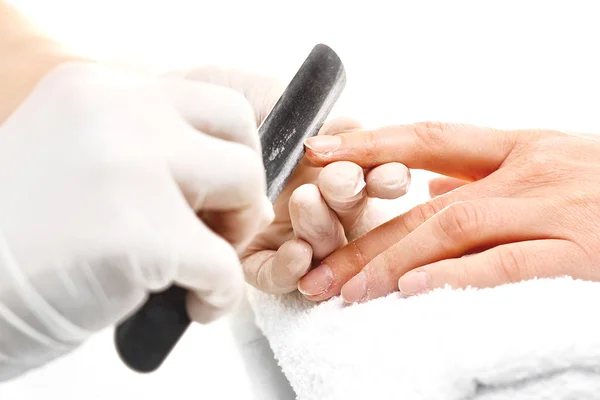 Sågning naglar, manikyr skönhetssalong — Stockfoto
