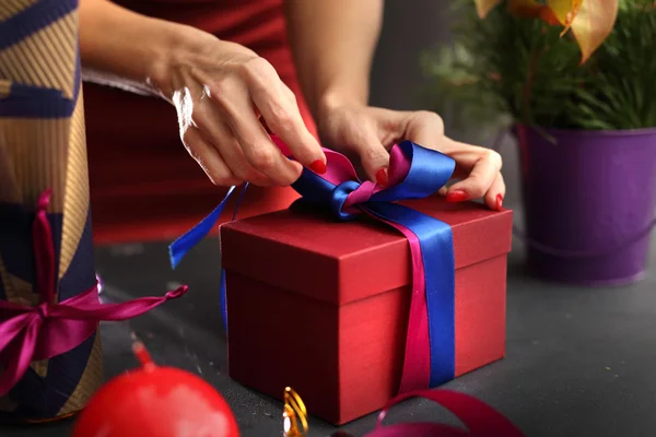 Beautifully wrapped gift — Stock Photo, Image