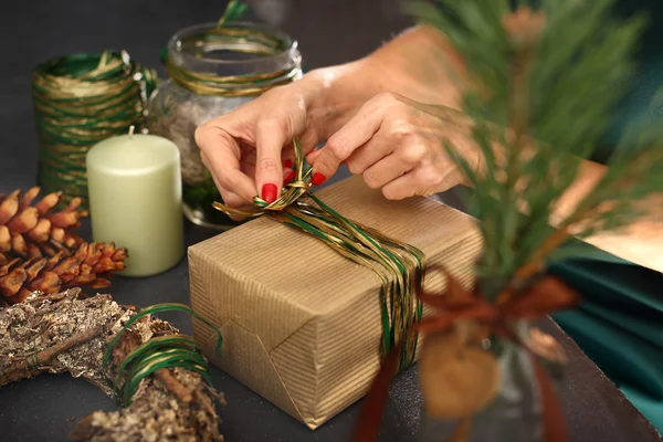 Idea de regalo de Navidad cómo decorar un regalo . — Foto de Stock