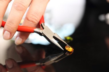 Amber boncuk. Atölye Mücevherat, özel bir takı üzerinde çalışma