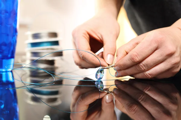 Vrouw handen een juwelier tijdens het werken op sieraden — Stockfoto