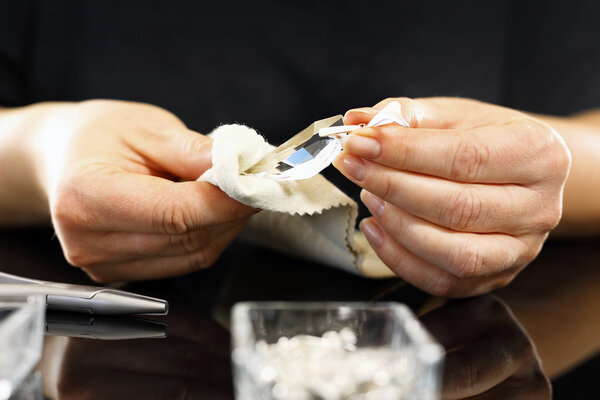 The woman polishes the crystal cloth