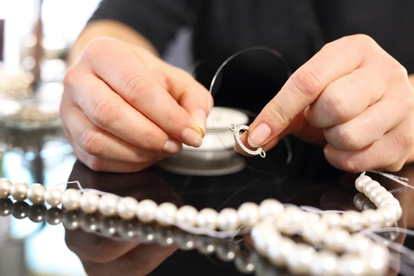 Creación de joyas con perlas — Foto de Stock