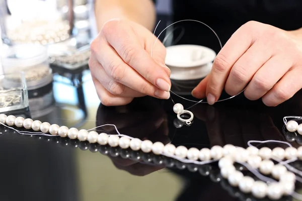 Jeweler, a pearl necklace — Stock Photo, Image