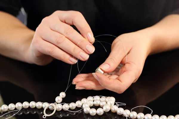 Tworzenie biżuterii z pereł — Zdjęcie stockowe