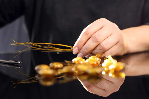 Een amber ketting maken in een sieraden workshop — Stockfoto