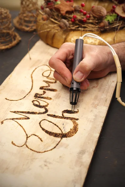 Ondertitel verbranden van hout. decoraties voor Kerstmis — Stockfoto