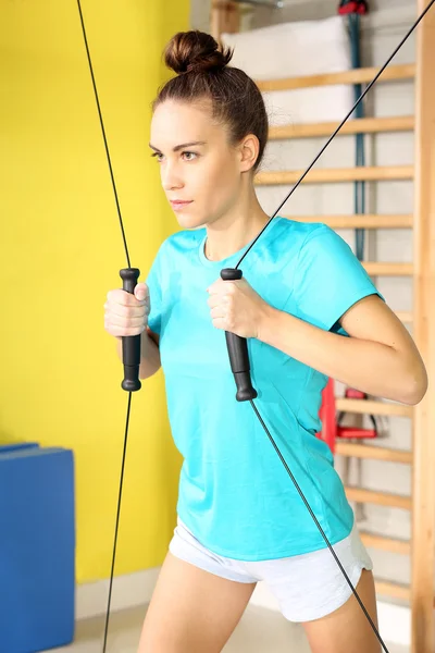 Gym, träna musklerna i ryggen — Stockfoto