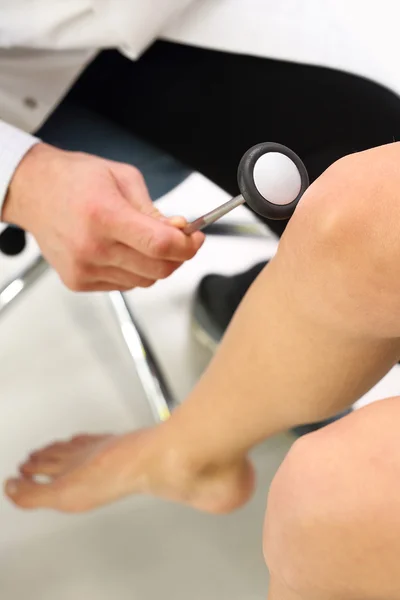 Cirujano ortopédico examinando el reflejo de rodilla — Foto de Stock