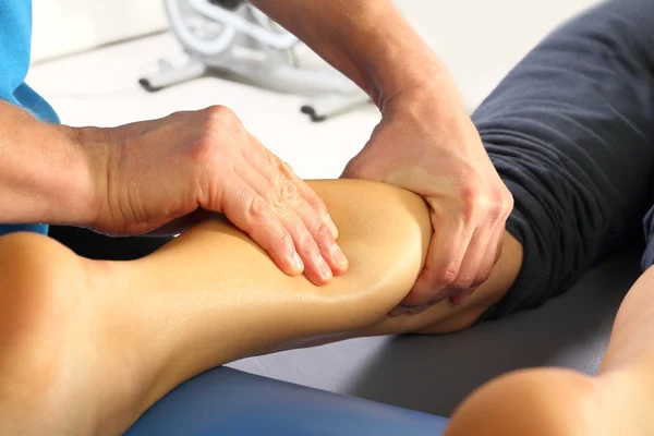 A physiotherapist massaged patient's leg. — Stock Photo, Image