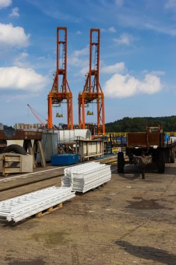 Liman konteynerinde Vinçler