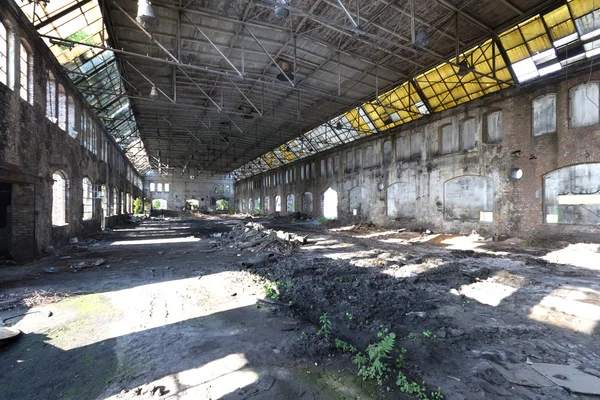 Abandoned factory hall — Stock Photo, Image