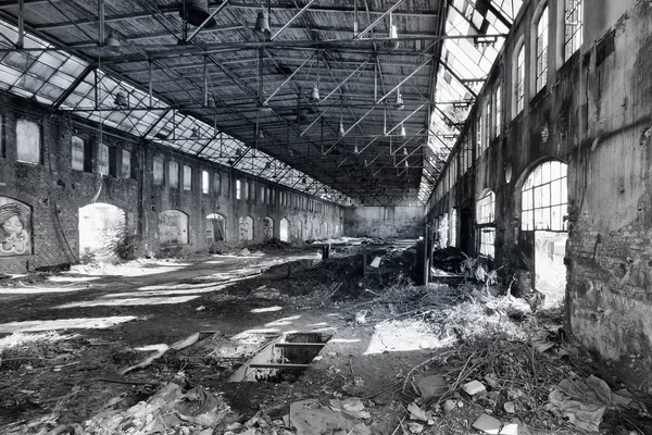 Salão de fábrica abandonado — Fotografia de Stock