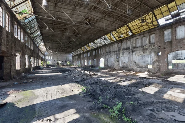 废弃的工厂的大厅 — 图库照片