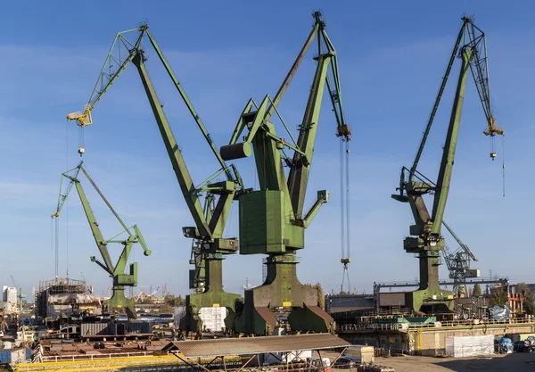 Les grues du chantier naval — Photo